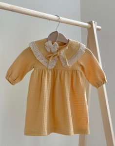Трикотажное платье со съемным воротничком и повязкой для девочки (желтый мед), Little Angel 145