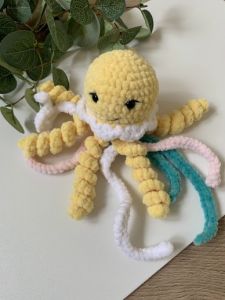 Вязаная игрушка ручной работы "Медуза", Кольорові петельки