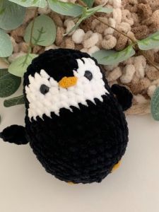 Вязаная игрушка ручной работы "Пингвин" (9 см), Кольорові петельки