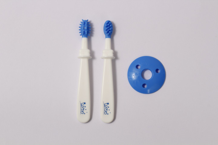 Набір зубних щіток 2шт. (біло-cині), Lindo PK072