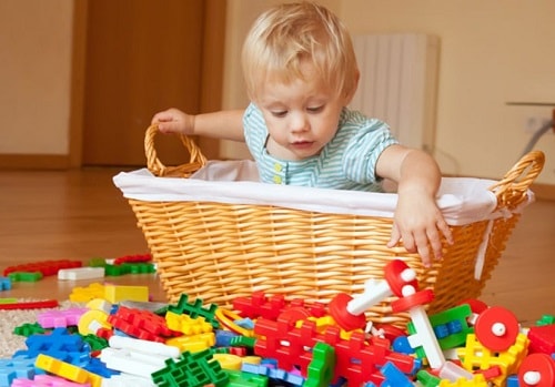 Як привчити дитину прибирати іграшки