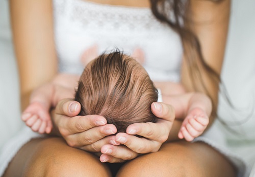 Как правильно носить новорожденного на руках