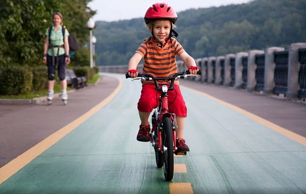 Як навчити дитину кататись на велосипеді
