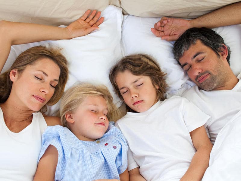 Как отучить ребенка спать с родителями?
