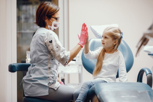 Когда вести ребенка к стоматологу?