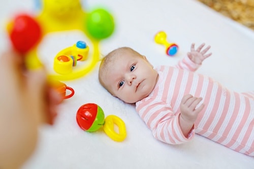 Погремушки для малышей: их виды и критерии выбора