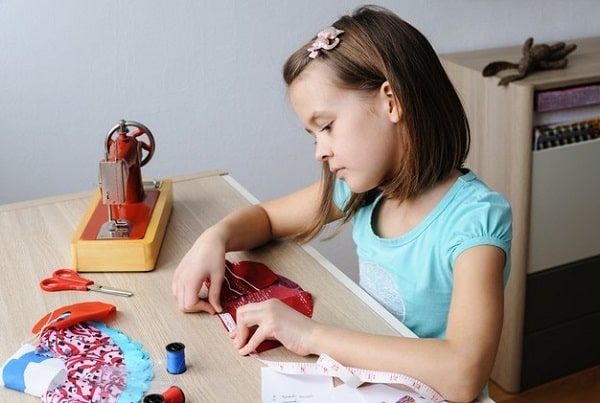Как научить ребенка шить