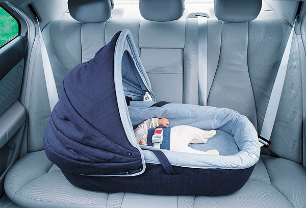 Чи можна перевозити немовля на руках у машині?